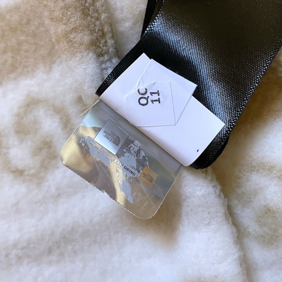 The North Face Women’s Printed Crescent Full Zip Fleece Sweater Jacket - Picture 7 of 7